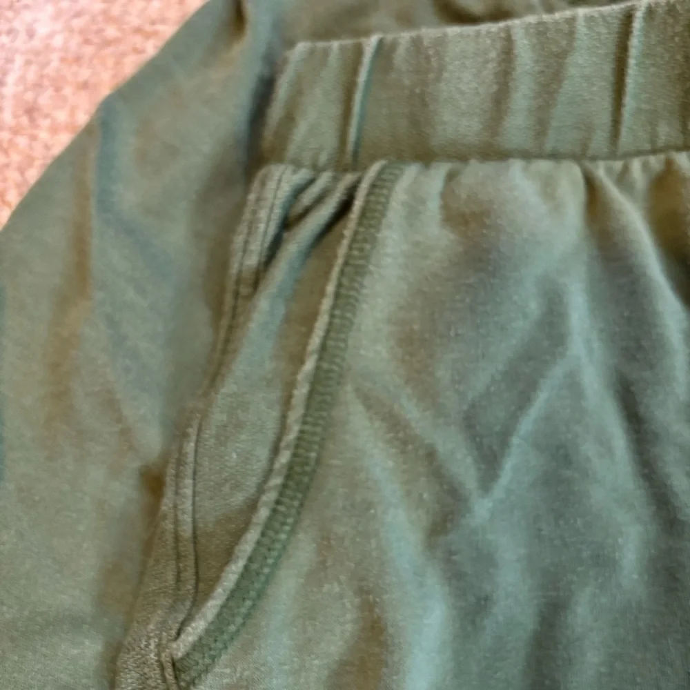 LA Relaxed Green Tencel Shorts - size S​​ - Picture 9 of 9